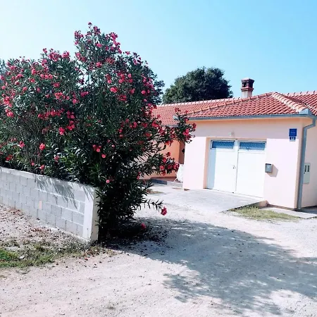Apartment Renatare - Close To Sea Apartment Ugljan